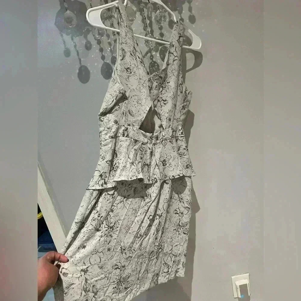 Kut From The Kloth Floral Ruffle Dress. NWT - Picture 4 of 6